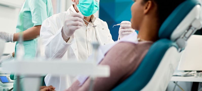 Frau auf Behandlungsstuhl in Zahnarztpraxis DDr. Jiri Proch in Tulln an der Donau